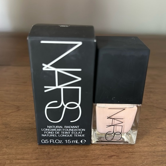 NARS Natural Radiant Longwear Foundation, Light 1 - Picture 1 of 8